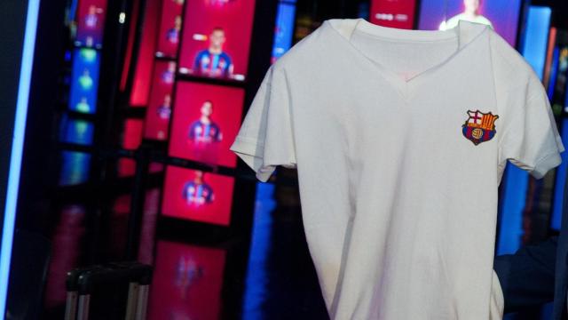 La camiseta blanca de Johan Cruyff, en el museo del Barça de Barcelona