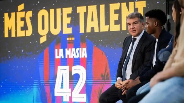 Joan Laporta, junto a Ansu Fati, en un acto celebrado en las instalaciones de la Masía