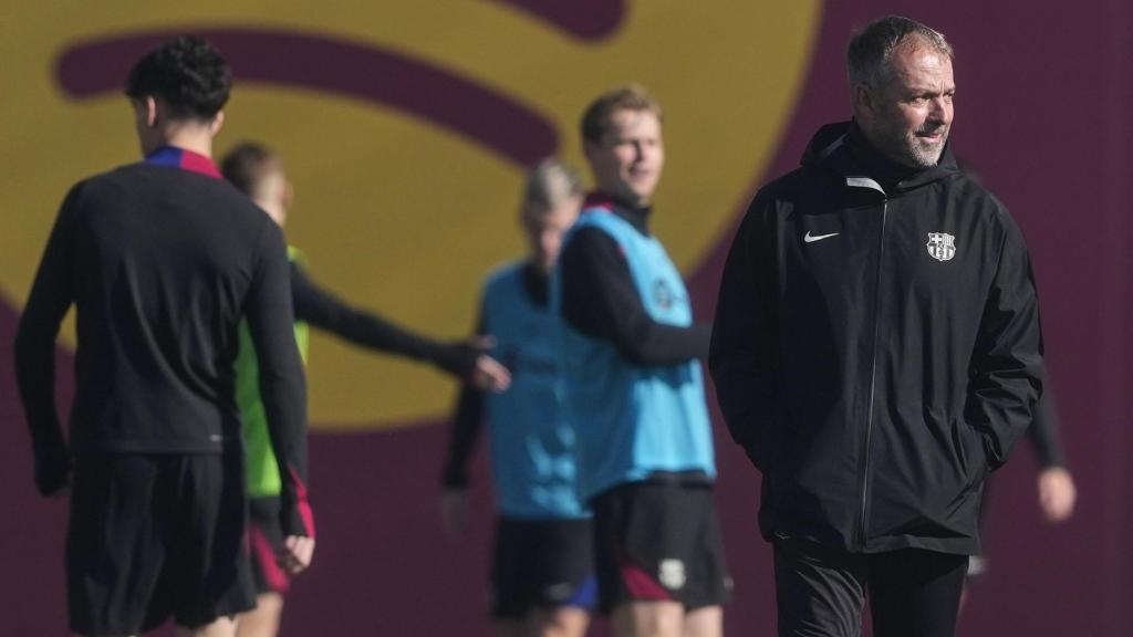 Flick dirige el entrenamiento del Barça, el día antes de jugar en Valencia