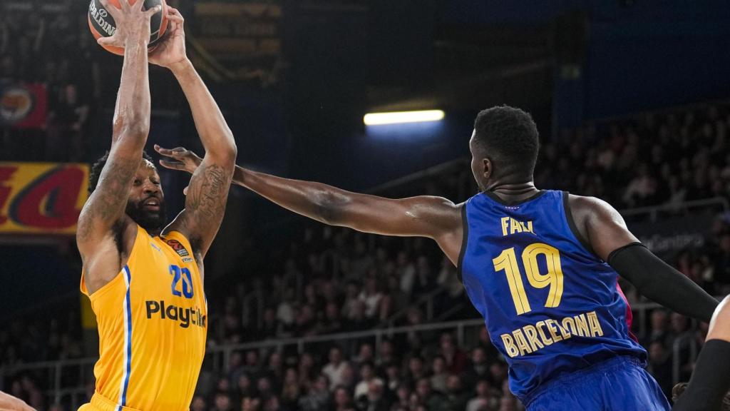 Youssoupha Fall puntea a Levi Randolph en el partido del Barça de basket contra el Maccabi de Tel Aviv