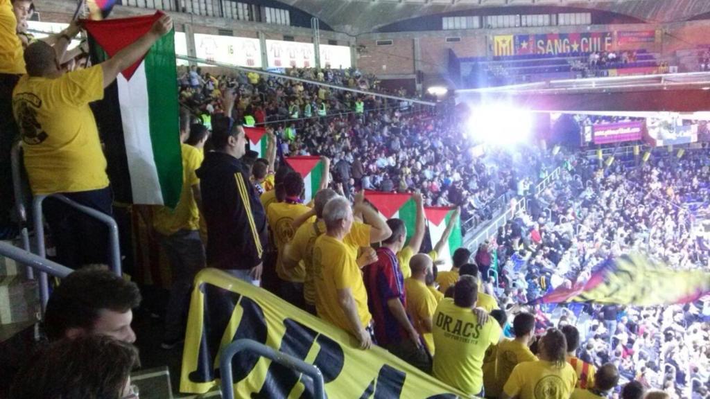Banderes de Palestina al Palau Blaugrana en un partit entre el Barça i el Maccabi