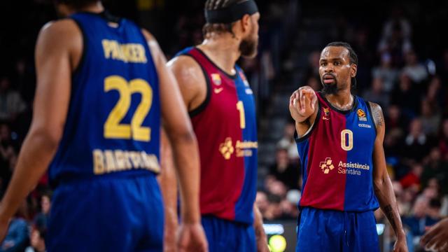 Kevin Punter da indicaciones a Justin Anderson durante el partido del Barça de basket contra el Maccabi de Tel Aviv en Euroliga