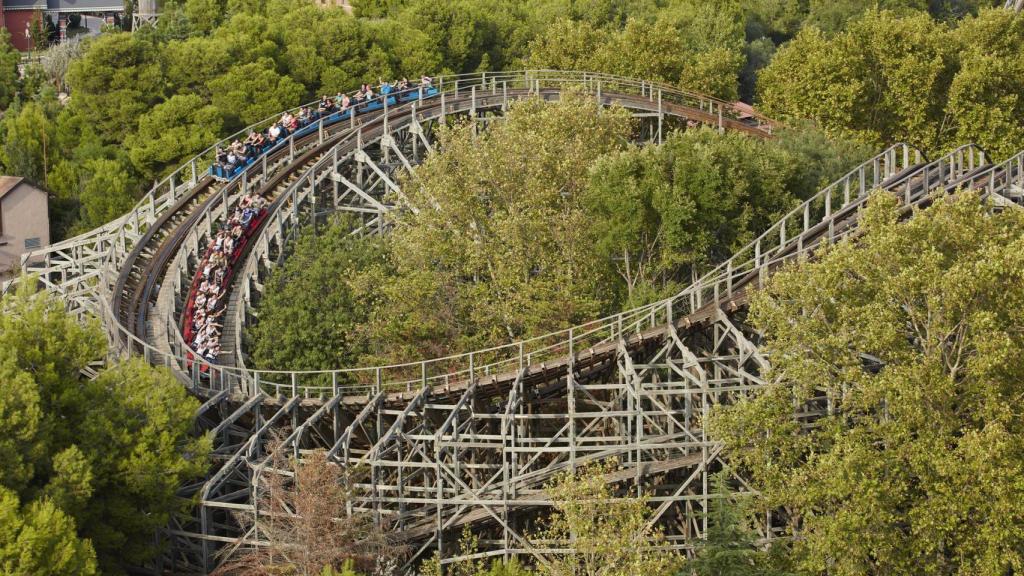 Stampida es obra de uno de los mejores fabricantes de montañas rusas de madera del mundo, Great Coaster International