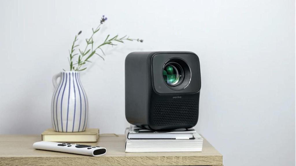 Proyector sobre un mueble