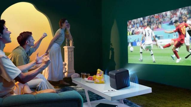 Partido de fútbol con un Proyector