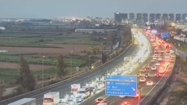 Atasco en la C-32 a la altura de Sant Boi de Llobregat