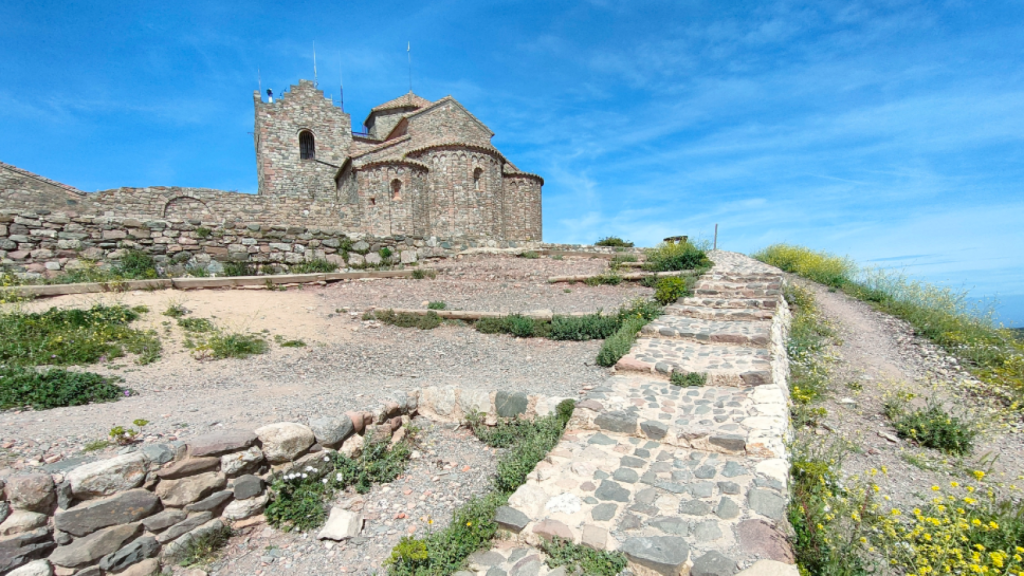 El monasterio en la cima de la Mola