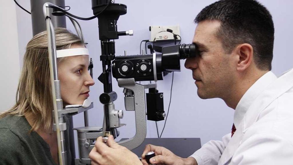 Una mujer se realiza una revisión ocular