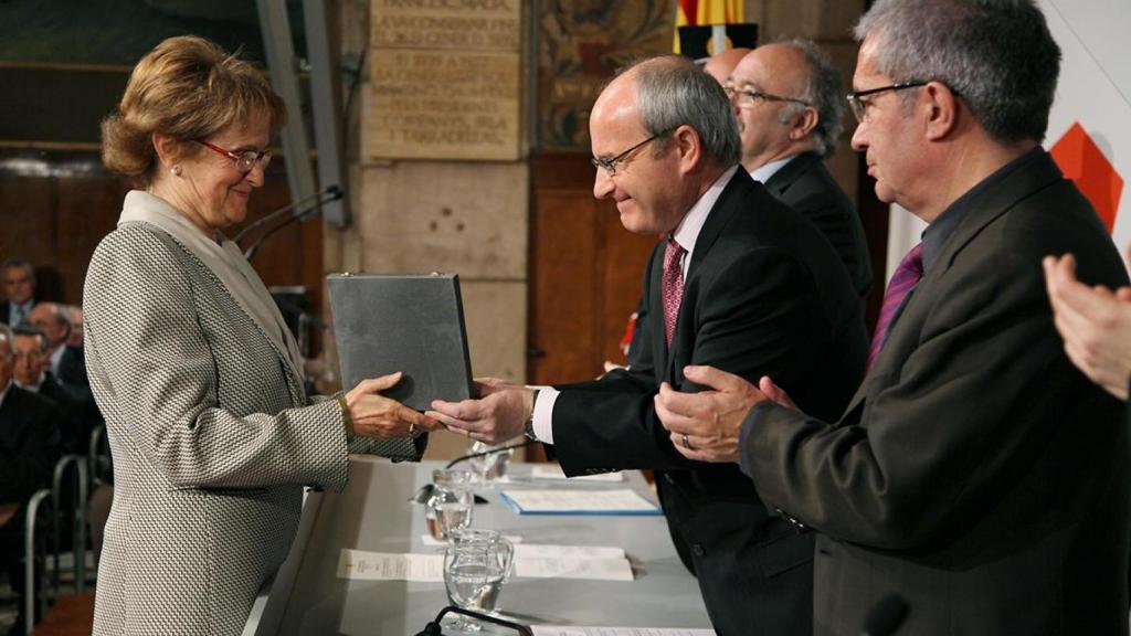 Montserrat Carulla i Font recibe la Creu de Sant Jordi de ls manos de José Montilla