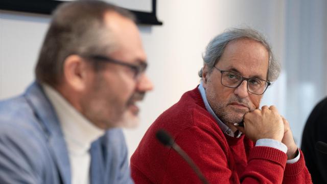 El expresidente de la Generalitat Quim Torra, en una rueda de prensa en el Col·legi de Periodistes junto al exvicepresidente del Parlament, Josep Costa