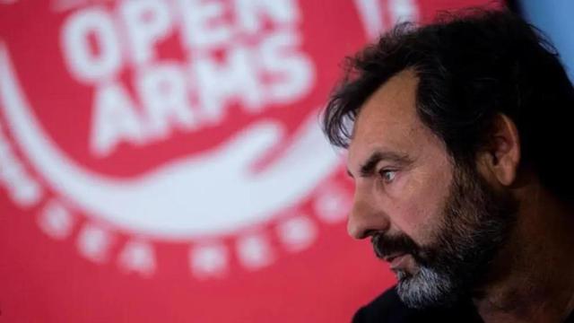 Óscar Camps, fundador de Pro Activa y de Open Arms, con el logo de la oenegé