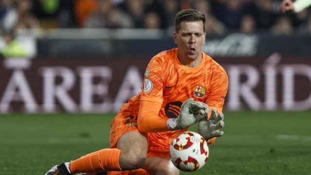 Szczesny, a punto de blocar un balón en el Valencia-Barça de la Copa del Rey