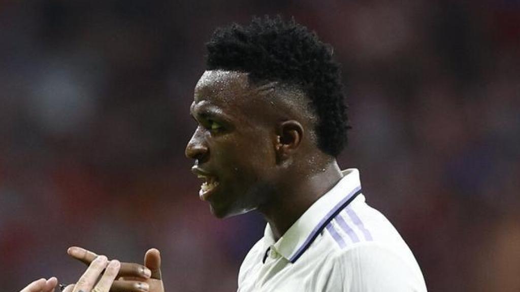 Munuera Montero con Vinicius Júnior, jugador del Real Madrid