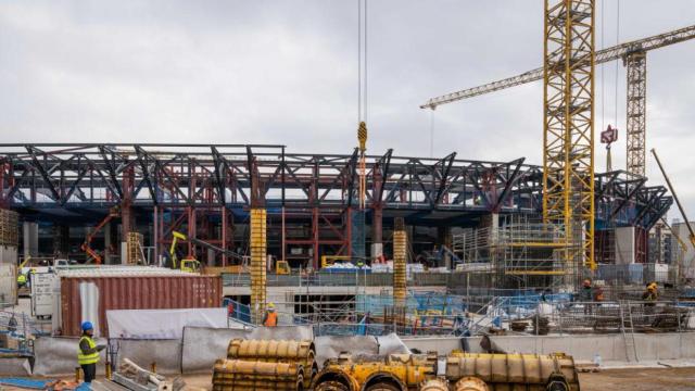 La estructura metálica que rodea las obras del nuevo Camp Nou