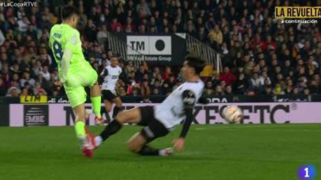 L'entrada criminal de Hugo Guillamón a Pedri en el Valencia-Barça de Copa