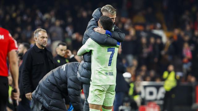Ferran Torres dedica un gol a Dani Olmo, en el banquillo, en el Valencia-Barça de Copa