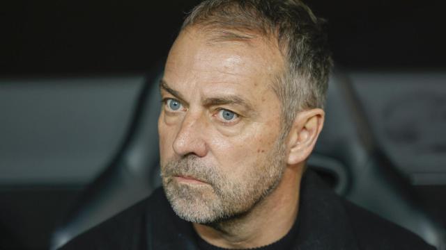 Hansi Flick en el banquillo de mestalla, concentrado