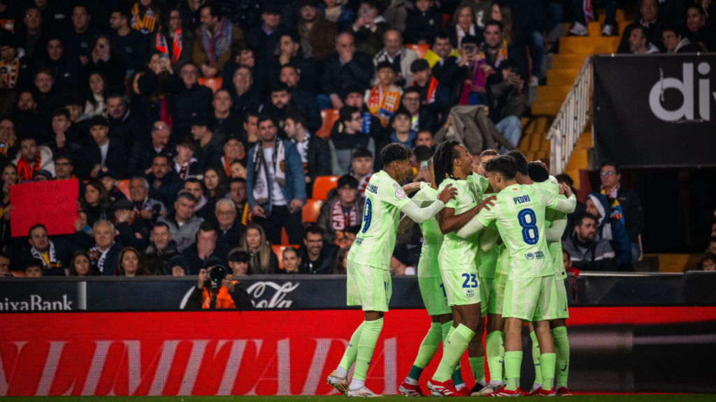 Els jugadors del Barça fan pinya després de marcar un gol al València a la Copa del Rei