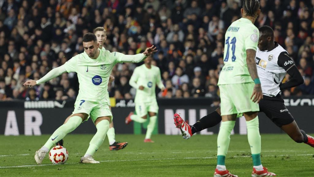 Ferran Torres completa su hat-trick contra el Valencia en Copa del Rey con un tiro raso desde el borde del área