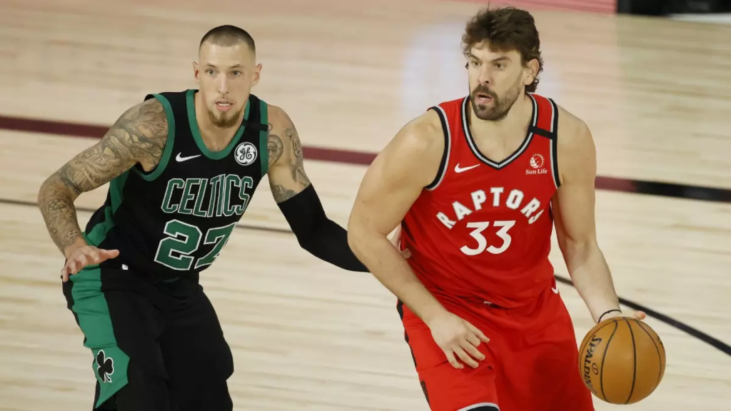 Daniel Theis en Boston Celtis defiende a Marc Gasol, jugador de los Raptors de Toronto
