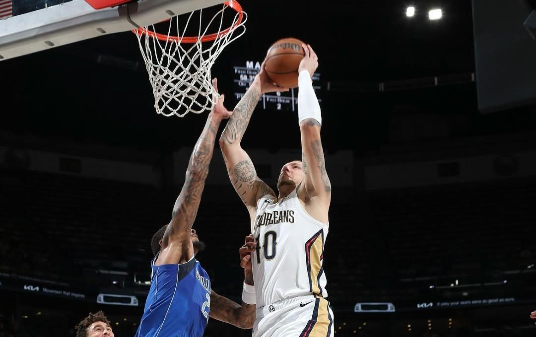 Daniel Theis intenta un mate con los New Orleans Pelicans