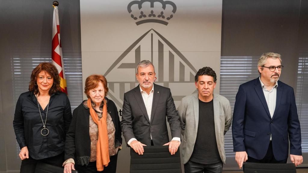 El alcalde de Barcelona, Jaume Collboni (c), anunciando la compra de la Casa