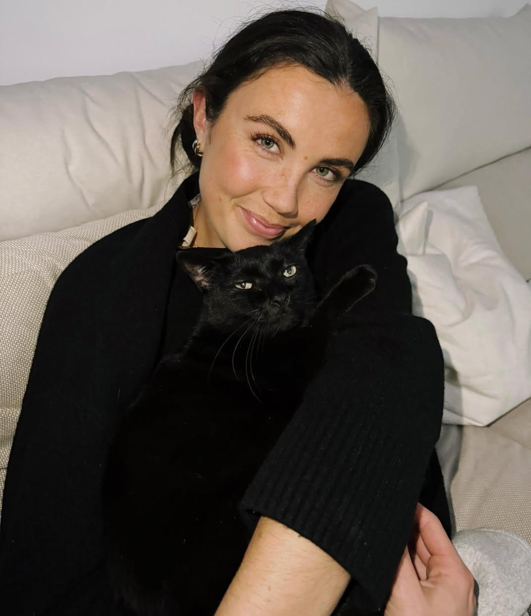 Ingrid Engen rebosa felicidad en casa junto a su gato negro y su pareja Mapi León
