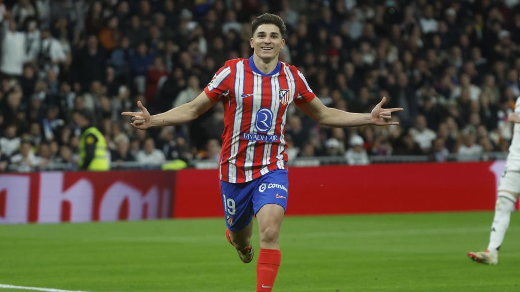 Julián Álvarez celebra el seu gol de penal contra el Reial Madrid