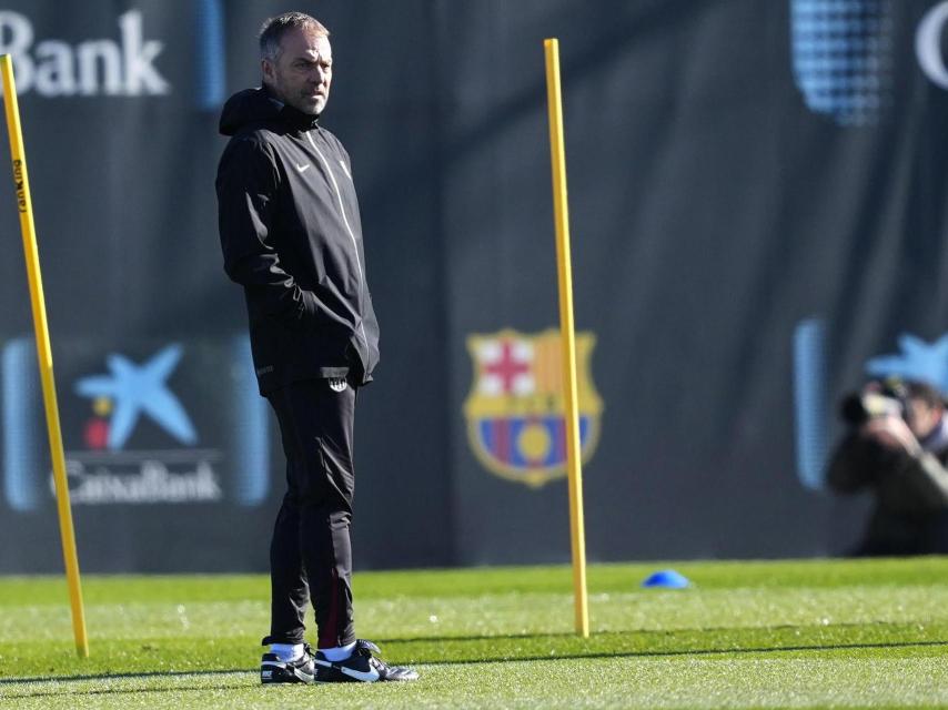 Flick supervisa el entrenamiento del Barça