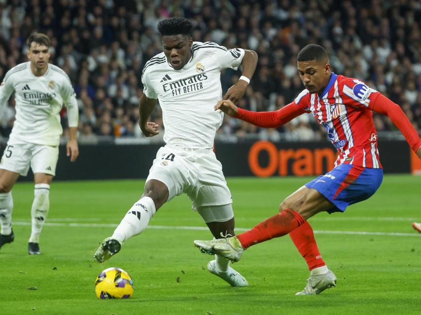 Aurelién Tchouameni desvía un tiro de Samuel Lino en el derbi Real Madrid-Atlético de Madrid