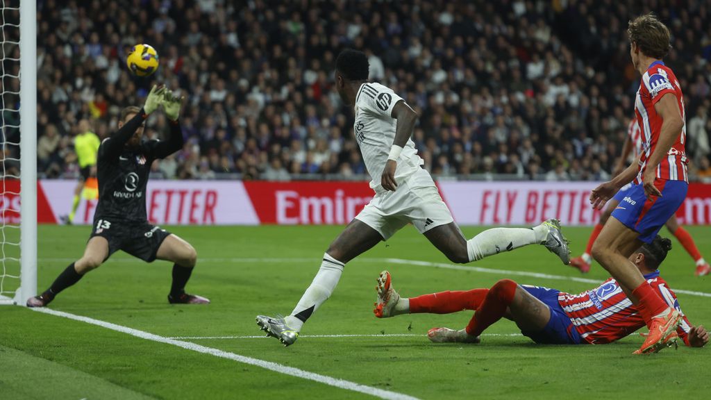 Jan Oblak desvia una canonada de Vinicius Jr durant el Reial Madrid-Atlètic de Madrid