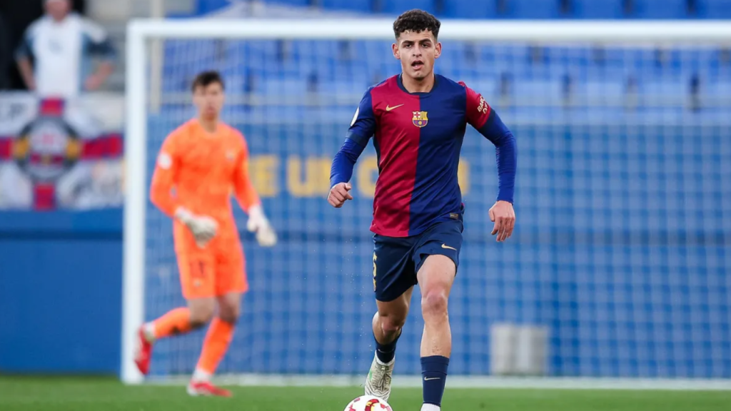 Sergi Domínguez controla el balón en el Barça B-Gimnástica Segoviana
