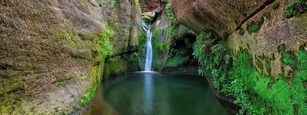 El Gorg de la Mola amb la seva cascada d'aigües cristal·lines