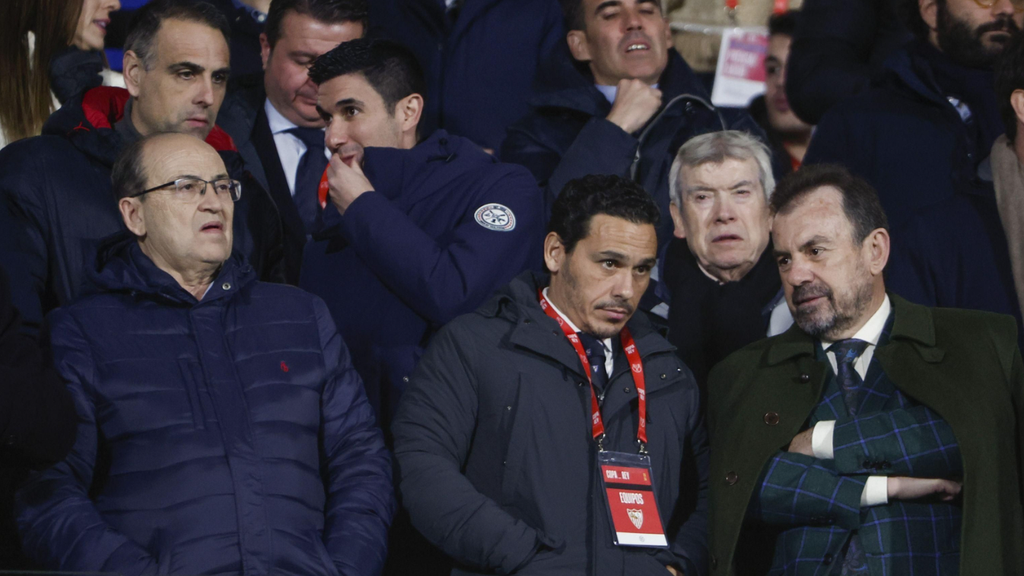 Pepe Castro i José María del Nido Carrasco, a la llotja durant un partit del Sevilla FC