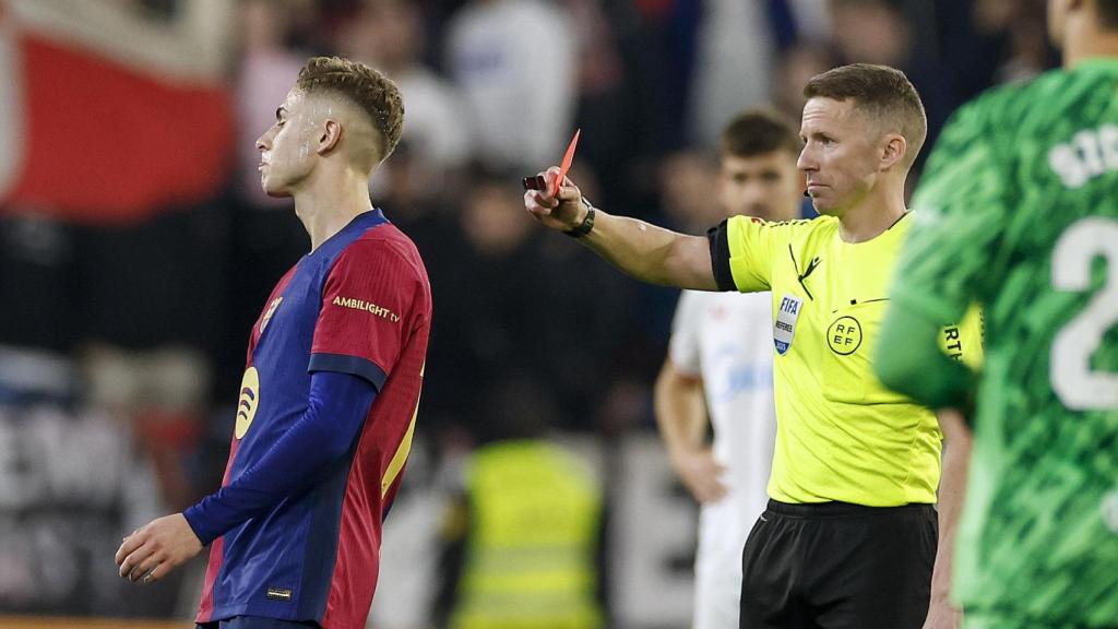 L'àrbitre Hernández Hernández ensenya la targeta vermella a Fermín López després de revisar una falta al monitor