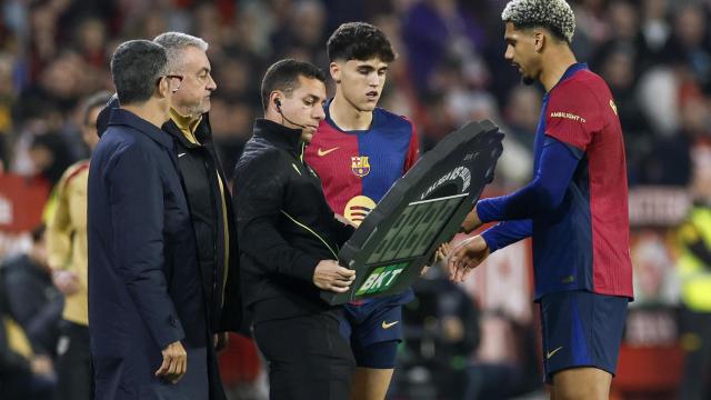 Ronald Araujo se marcha sustituido por lesión del Sevilla-Barça