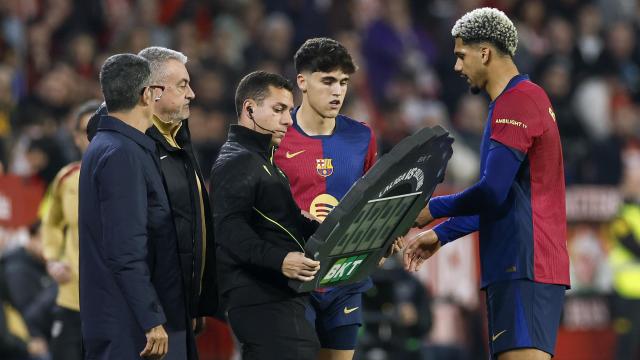 Ronald Araujo se marcha sustituido por lesión del Sevilla-Barça