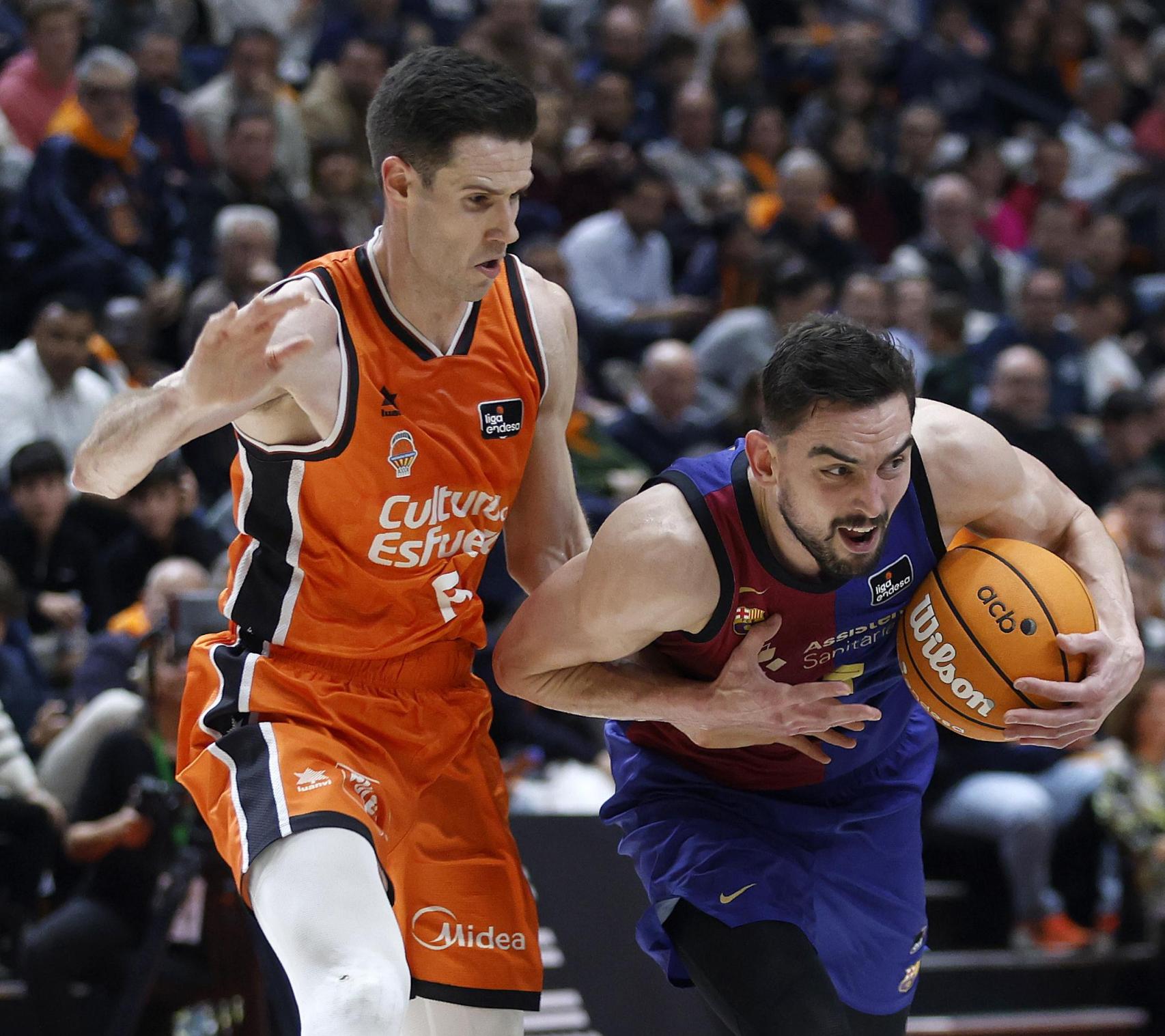 Tomas Satoransky protege la pelota en el Valencia Basket-Barça de basket