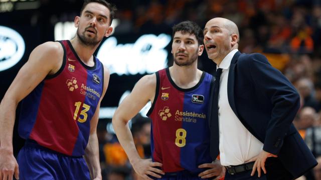 Joan Peñarroya reparte instrucciones a Tomas Satoransky y Darío Brizuela en el Valencia Basket-Barça de basket