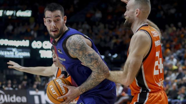 Willy Hernangómez pivotea de espaldas a canasta en el Valencia Basket-Barça de basket