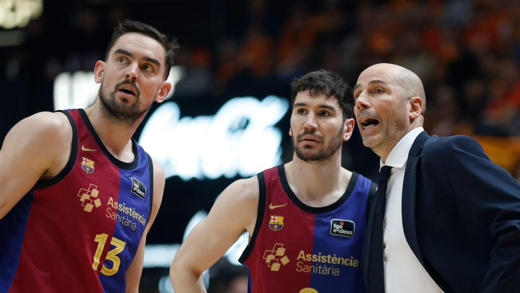 Joan Peñarroya reparte instrucciones a Tomas Satoransky y Darío Brizuela en el Valencia Basket-Barça de basket