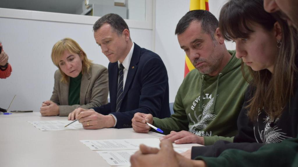 Imagen de la firma del acuerdo entre el Govern y Revolta Pagesa