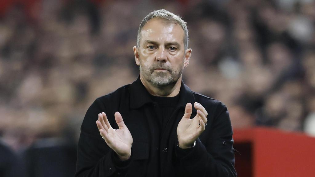 Flick aplaude a los futbolistas del Barça en Sevilla