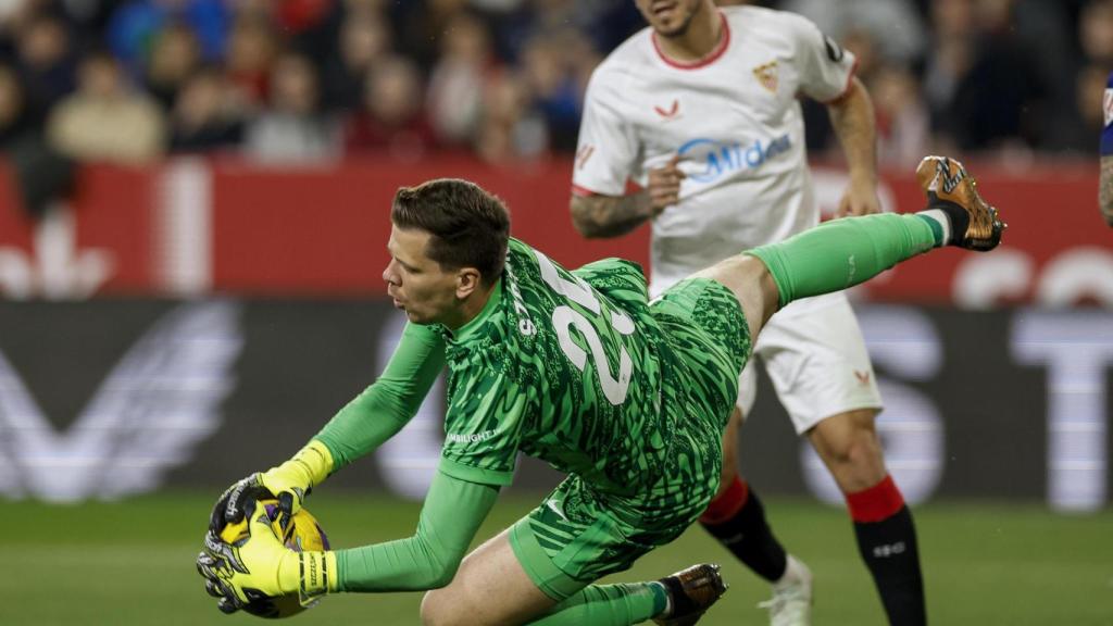Szczesny detiene una jugada del Sevilla