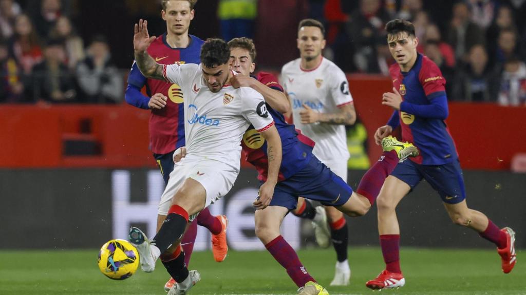 Gavi agarra a Romero, del Sevilla