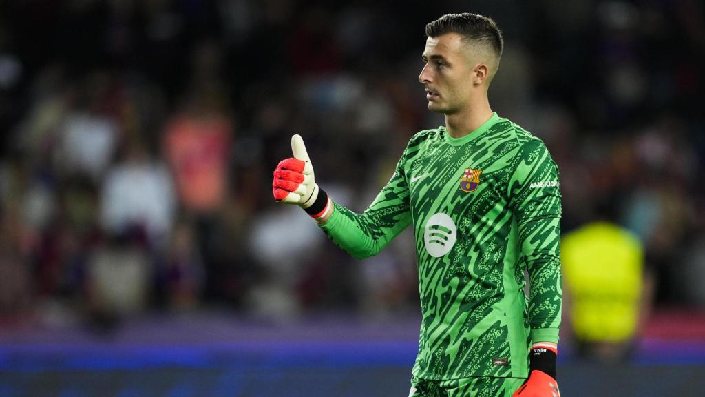 Iñaki Peña hace el gesto de 'OK' con el pulgar