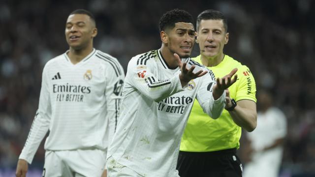 Jude Bellingham protesta una acción a Soto Grado en el Real Madrid-Atlético