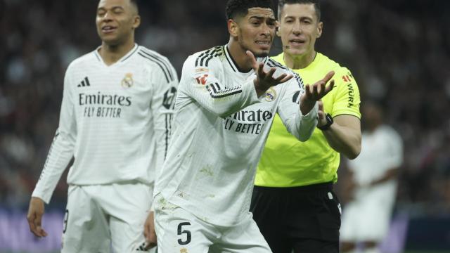 Jude Bellingham protesta una acción a Soto Grado en el Real Madrid-Atlético