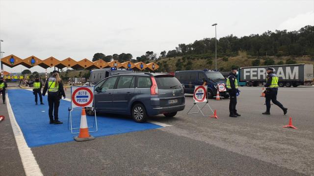 Efectivos de la Policía Nacional realizan controles en La Jonquera (Girona), en la frontera con Francia