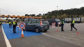 Efectivos de la Policía Nacional realizan controles en La Jonquera (Girona), en la frontera con Francia